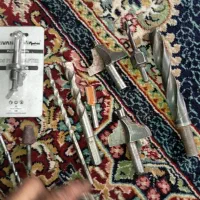 تعدادی مته و قلاویز ومحافظ صفحه سنگ فرز