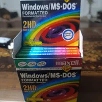 تعدادی سی دی  و فلاپی با قاب وکابل برق    وفن|قطعات و لوازم جانبی رایانه|ملایر, |دیوار