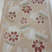 قالیچه گل برجسته دو تاجاش سوختگی داره