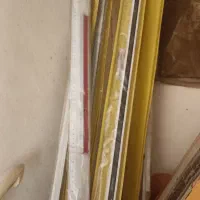 تعدادی خطکش مهندسی و میخ منگنه و پونز رنگی