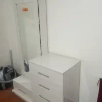 دراور با آیینه قدی