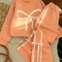 بچگانه مناسب|کفش و لباس بچه|میانه, |دیوار