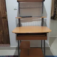 میز تحریر و کامپیوتر