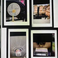 پنکه ،میز تلویزیون مبل، و لوستر