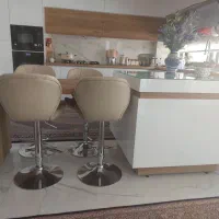 جزیره همراه میزناهارخوری و ۴ عدد صندلی اوپن