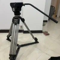 سه پایه دوربین همراه با چرخ