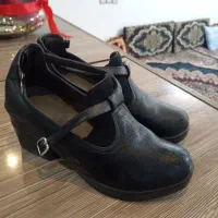 کفش و لباس زنانه تمیز و نو