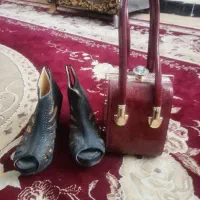 یک جفت کفش و یک کیف زنانه بدون استفاده