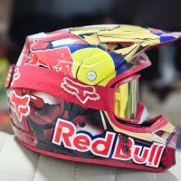 کلاه کاسکت fox طرح ردبوول به همراه عینک