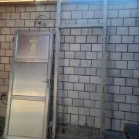 درب آلومینیوم تمیز و سالم