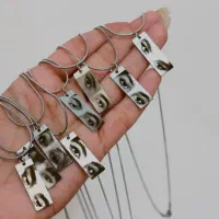 حک چهره روی گردنبند