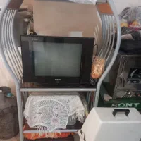 زیر تلویزیون دو طبقه و تلویزیون قدیمی