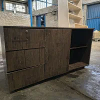 میز و کمد نیازمند تعمیر