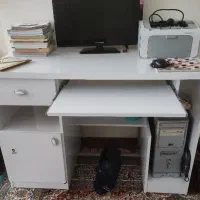 میز مطالعه و کامپیوتر