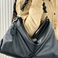 کلی کیف و شال و کفش و پالتو در حد خیلی نو