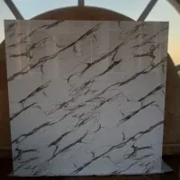 میز بزرگ جلوی مبل