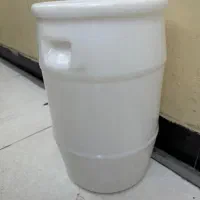 تعدادی بشکه ۴۰ لیتری