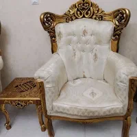 مبل سلطنتی ۷ نفره همراه با میز عسلی طلا کوب