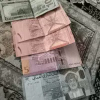 تعدادی دلار و ریال کلکسیونی