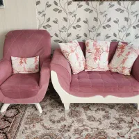 مبل راحتی همراه با میز نهارخوری