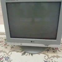 مانیتور و میز کامپوتر