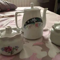 دوعدد قندان چینی ویک قوری برقی چینی