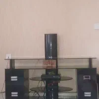 میز تلویزیون شیشه ای در حد نو و جنس شیشه خوب