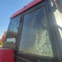 شیشه پنجره سمت راست بیل بکهو سنوپارس تراکتور|قطعات یدکی و لوازم جانبی|تهران, لاله زار|دیوار