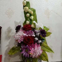 گلدان با گل مصنوعی