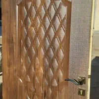 به نیروی کار در کارگاه نجاری درب ساختمان