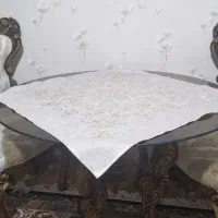 میز نهارخوری ۴ نفره با دو صندلی در حد نو