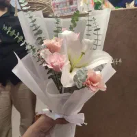 گل‌ کده رز سفید با بهترین کیفیت متریال در نیشابور