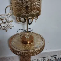 میز طلایی و آباژور