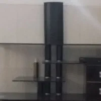 زیر تلویزیونی شیشه ای سالم و تمیز