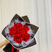 قرمز جاودان همراە با تور سفید