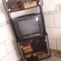 تلویزیون سامسونگ در حد نو با زیر میزی سالم