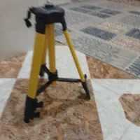 یک عدد پایه لیزر ویک عدد چسب بتن