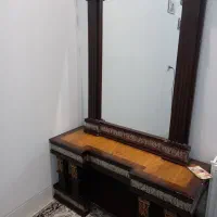 اینه قدی با میز چوبی