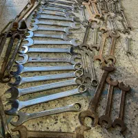 تعدادی آچار از سایزهای مختلف