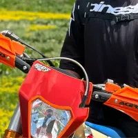 هندگارد اصلی اکربیس برای اندرو و کراس