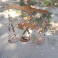 ترازو کهنه کهنه دکوری با یه تبرزین وکشکول دکوری|کلکسیون اشیاء عتیقه|نهاوند, |دیوار