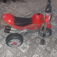 سه چرخه در حدنو|اسباب‌بازی بچه|ری, علایین|دیوار