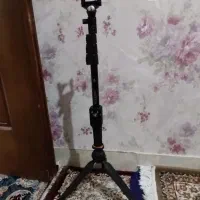 سه پایه با دسته نگهدارنده گوشی