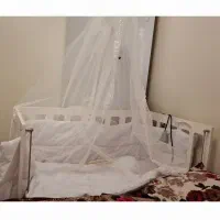 گهواره و تخت کنار مادر