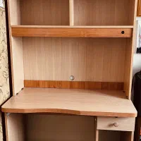 قفسه کتاب و میز تحریر