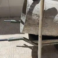 فرغون و بیل و کلنگ و یک عدد بشکه کوتاه گالوانیزه