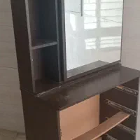 یک عدد میز آرایشی با یک عدد گاز