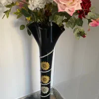 گلدان با چند شاخه گل