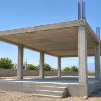 یک زمین مسکونی نیم سازاسکلت بتون سقف انجام شده