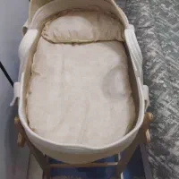 تخت کنار مادر